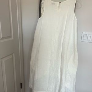 Magic Linen dress! In exceptional condition. Only worn once. No damage or rips!